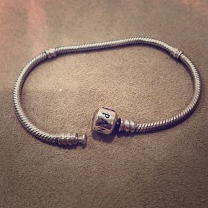 Pandora 7 inch silver bracelet ❤️